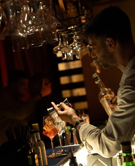 Il bartender de La Tana del Coniglio al lavoro