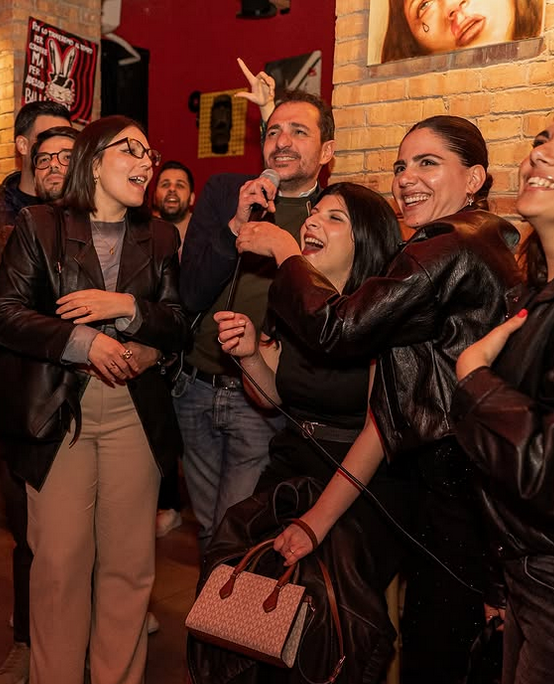 Pubblico durante il karaoke alla Tana del Coniglio